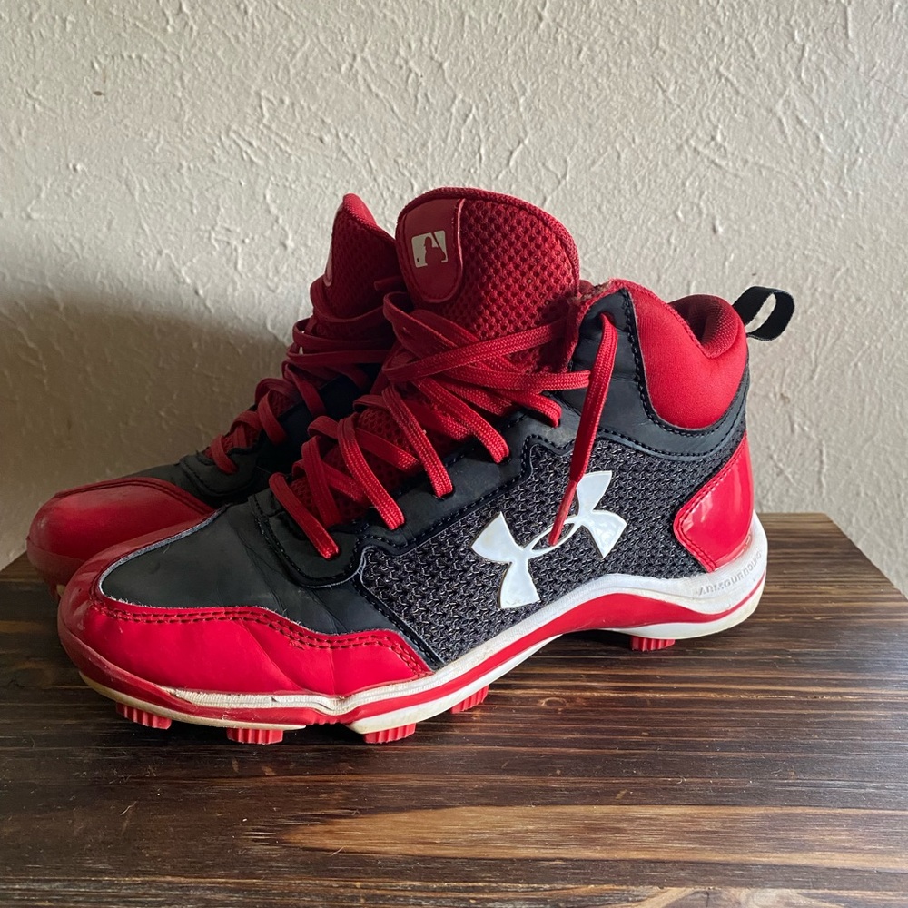 Boys Under Armour MLB Baseball Cleats size 4.5Y
